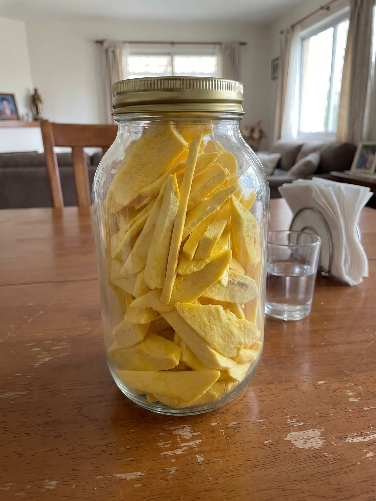 Frasco de mango crocante en una mesa de comedor